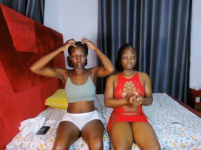 Queenbees live cam on BongaCams