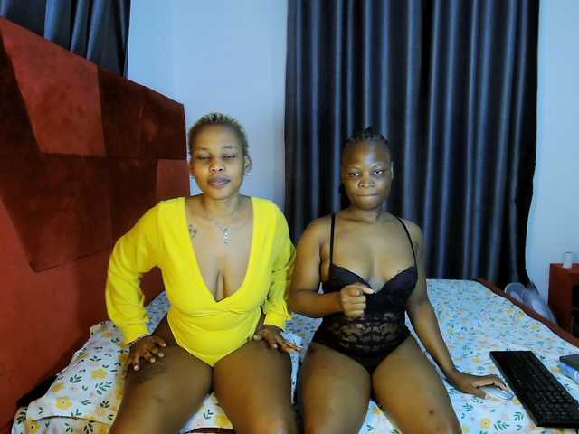 Queenbees live cam on BongaCams