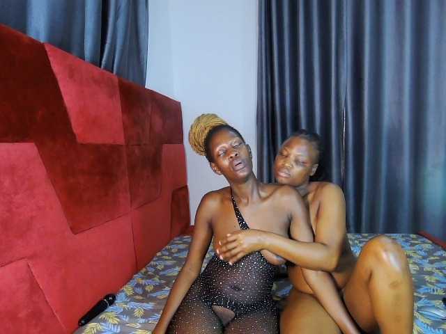 Queenbees live cam on BongaCams
