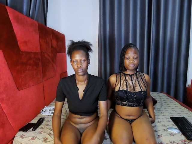 Queenbees live cam on BongaCams