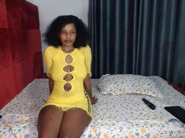 Queenbees Live Webcam on BongaCams