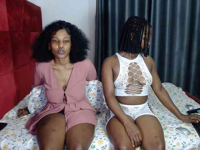 Queenbees Live Webcam on BongaCams