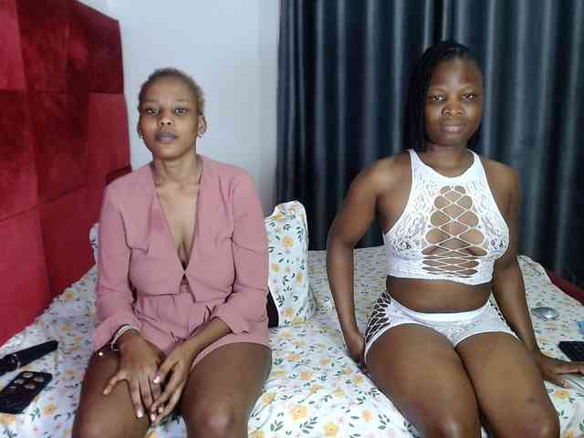 Queenbees Live Webcam on BongaCams