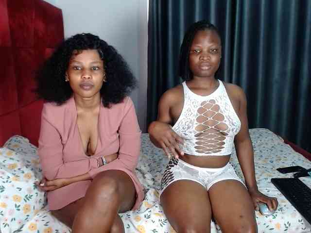 Queenbees Live Webcam on BongaCams