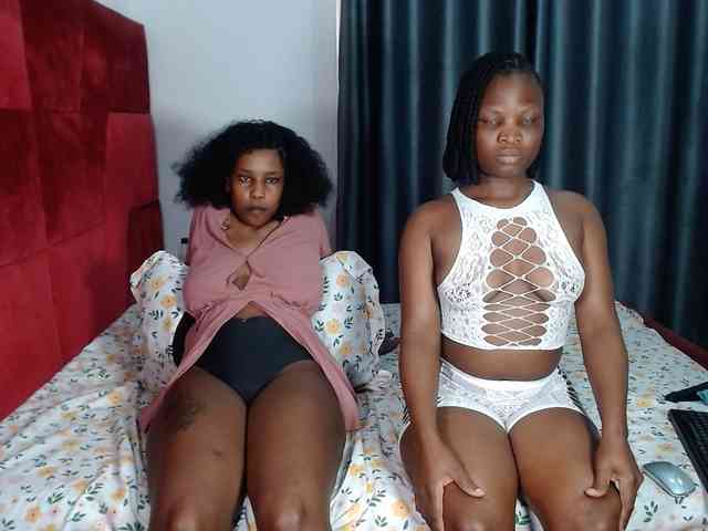 Queenbees Live Webcam on BongaCams