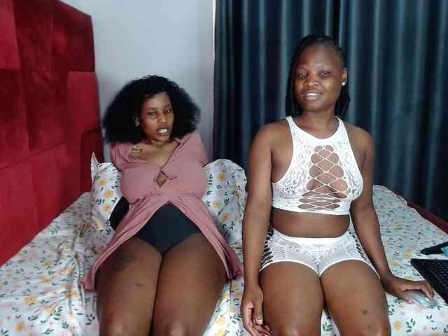 Queenbees Live Webcam on BongaCams