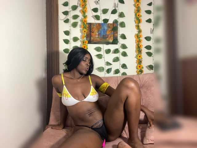 Nahomy27 live cam on BongaCams