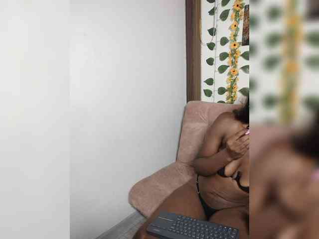 Nahomy27 webcam