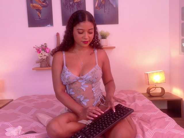 sophia-brunette live cam on BongaCams