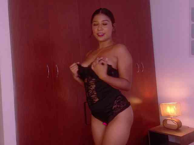 sophia-brunette's live room