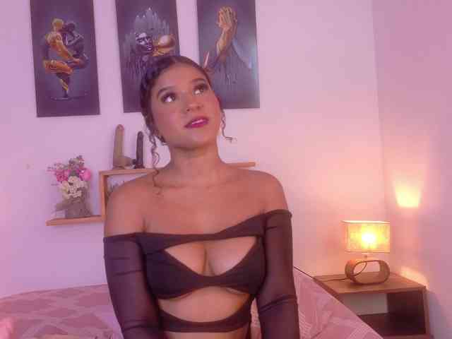 sophia-brunette webcam