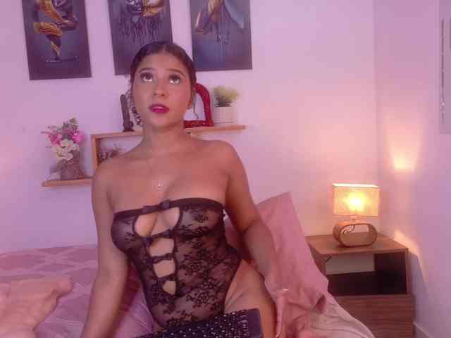 sophia-brunette webcam