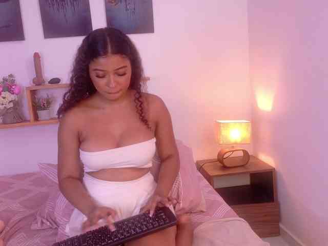 sophia-brunette webcam