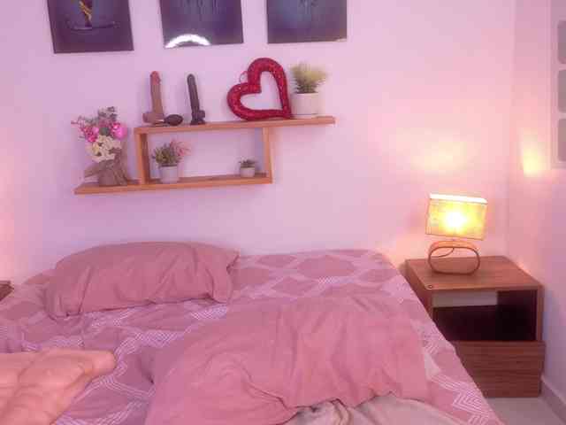 sophia-brunette webcam