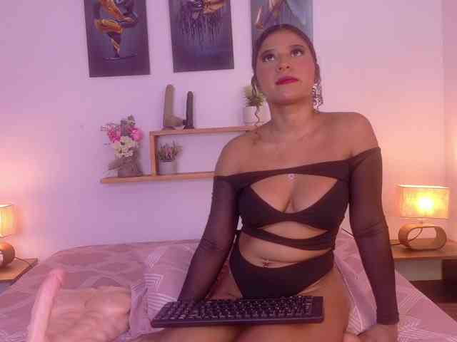 sophia-brunette webcam