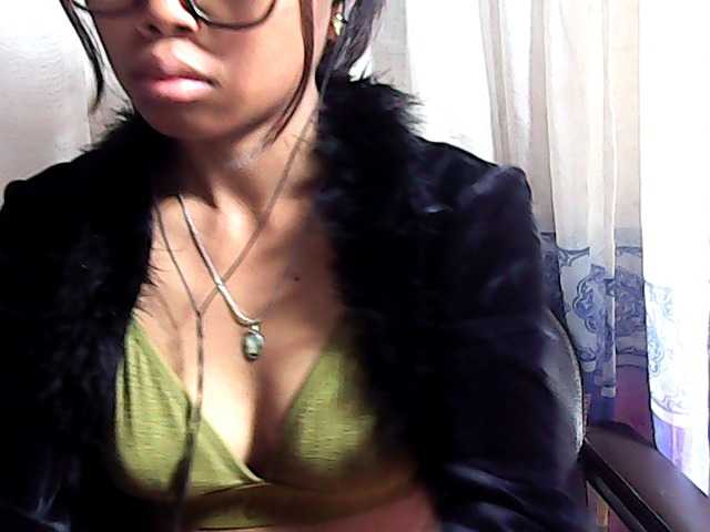 le modèle Natalie-Luxa est en webcam porno dans un show sur le site bongacams, il possède les tags suivants: Ebony,Brunette,Shaved