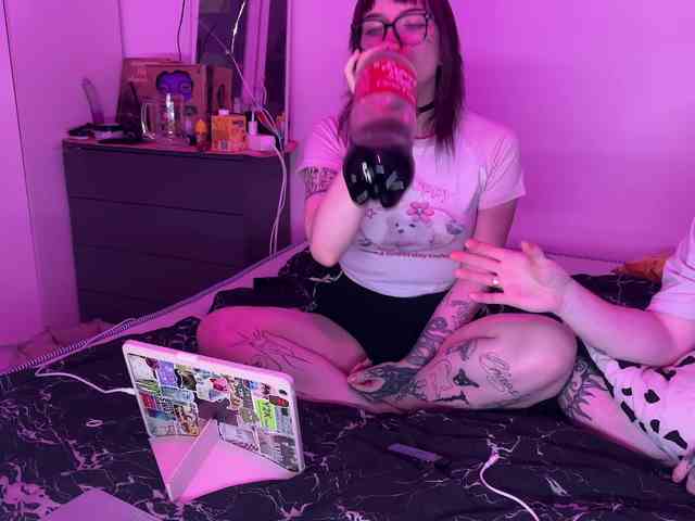 gothfaceJPG webcam