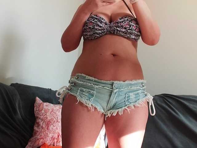 Horny1mommy live cam on BongaCams