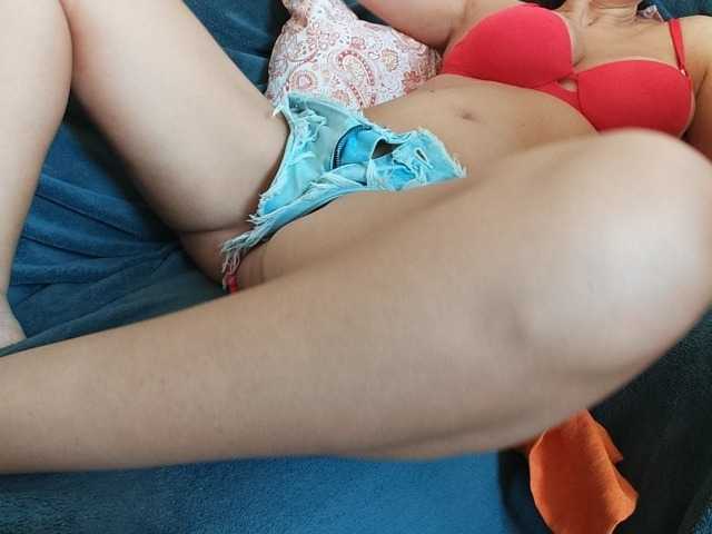 Horny1mommy live cam on BongaCams
