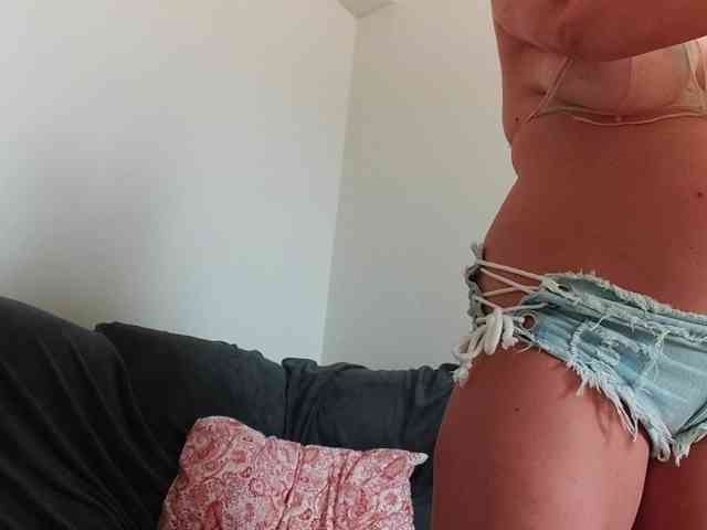 Horny1mommy webcam