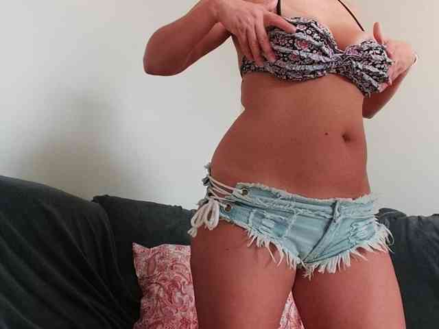 Horny1mommy webcam