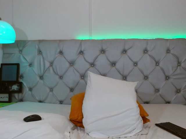 NoiraVale live webcam show