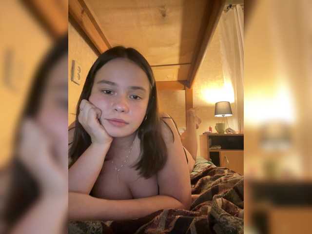 RiaLowelyt live cam preview