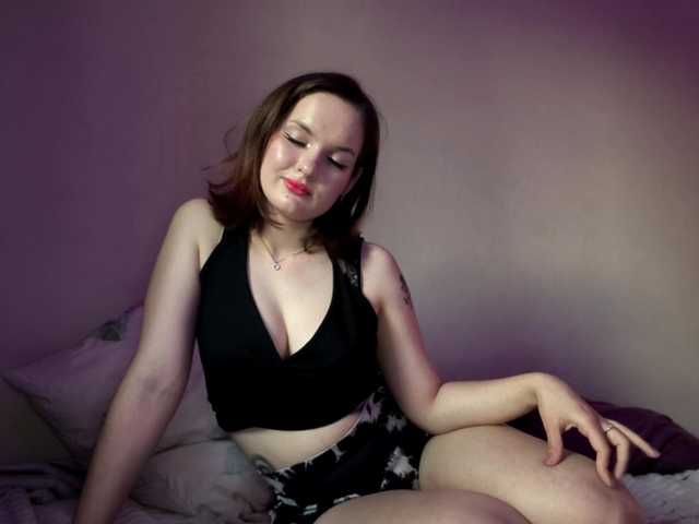 Elyaaa live cam on BongaCams