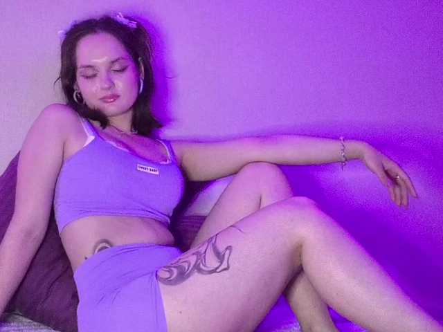 Elyaaa live cam on BongaCams