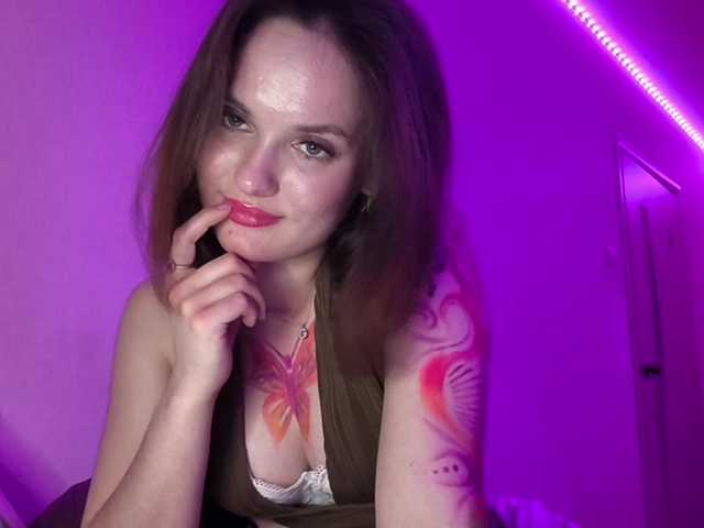 Elyaaa live cam on BongaCams