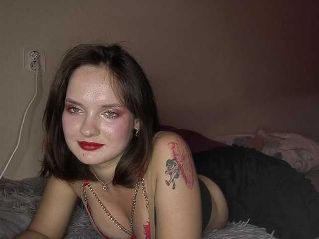Elyaaa live cam on BongaCams