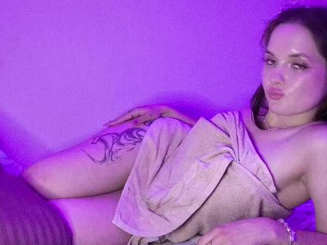 Elyaaa live cam on BongaCams