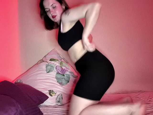 Elyaaa live cam on BongaCams