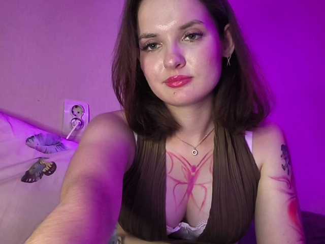 Elyaaa live cam on BongaCams