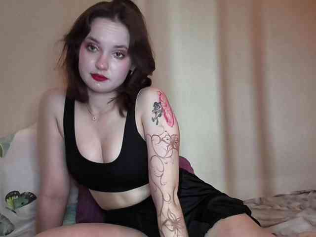 Elyaaa webcam
