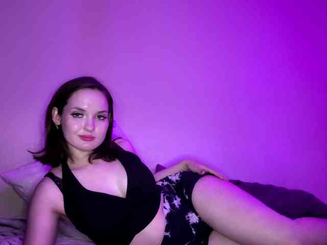 Elyaaa webcam