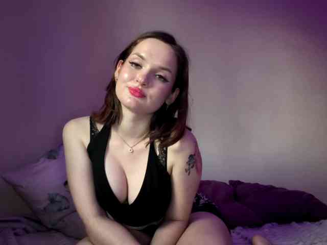 Elyaaa webcam
