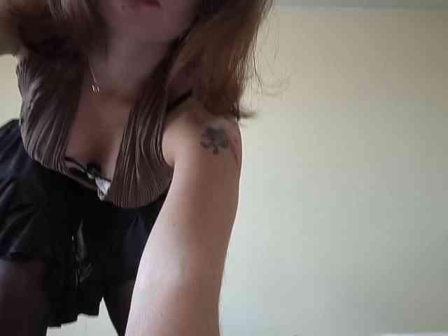 Elyaaa webcam