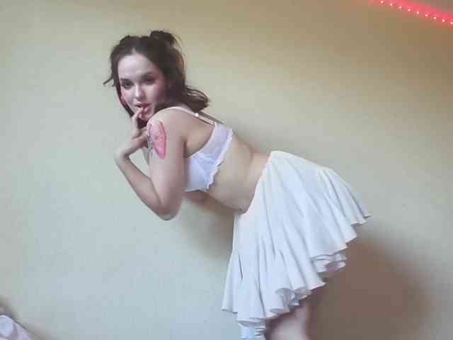 Elyaaa webcam