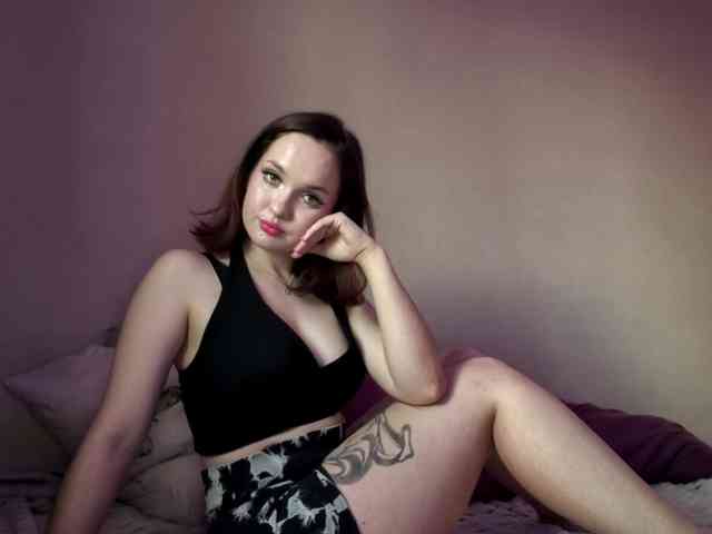 Elyaaa webcam