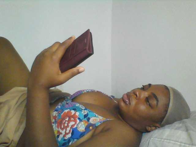 le modèle Alpha_Dom_Goddess est en webcam porno dans un show sur le site bongacams, il possède les tags suivants: Ebony,Redhead,Trimmed