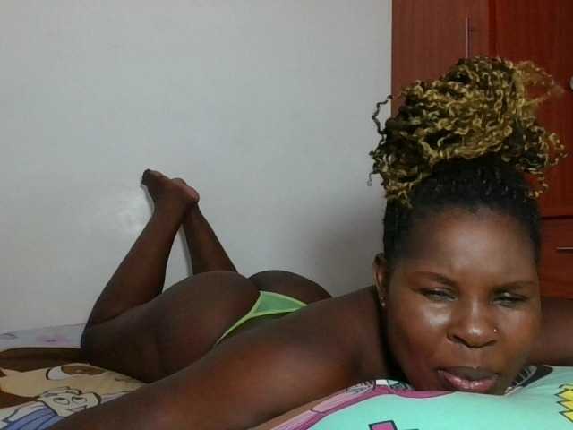 Queenmaya live cam on BongaCams