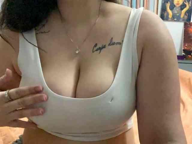DorieDavance webcam