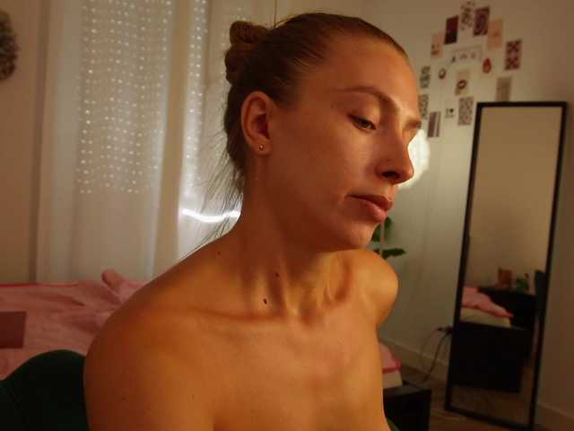 HelloKikky live cam on BongaCams