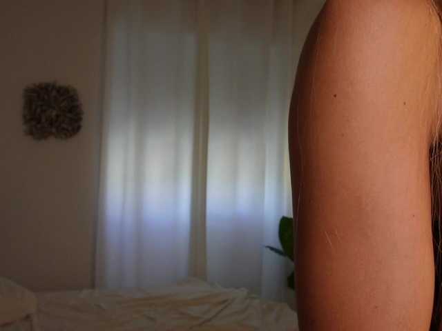 HelloKikky live cam on BongaCams