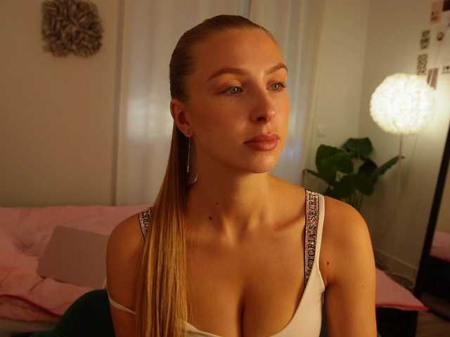HelloKikky live cam on BongaCams