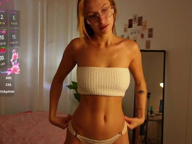 HelloKikky live cam on BongaCams