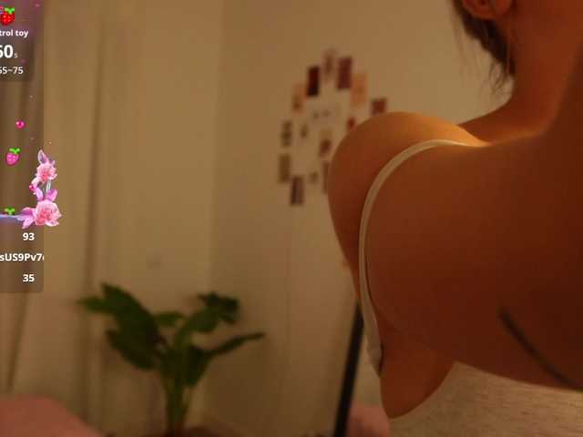 HelloKikky live cam on BongaCams