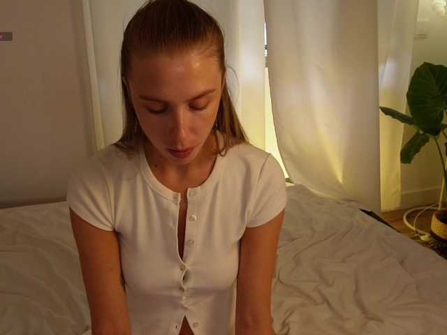 HelloKikky live cam on BongaCams