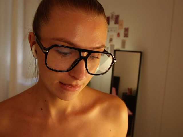 HelloKikky live cam on BongaCams